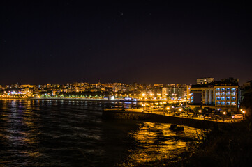 Obraz premium Foto nocturna de la ciudad de Santander.