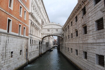 Fototapeta na wymiar bridge of sighs in Venice with gondola in the distance