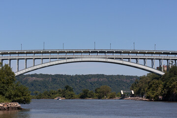 Naklejka premium The Henry Hudson Bridge spanning the Spuyten Duyvil Creek connecting the Bronx to Northern Manhattan at Inwood on a sunny day with a clear blue sky