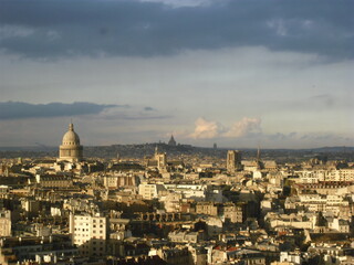 Fototapeta na wymiar Panoramic view of Paris focusing on Montmartre (Sacré-Cœur)