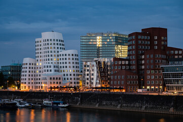 Fototapeta na wymiar Eine Reihe der wichtigsten Sehenswürdigkeiten von Düsseldorf stehen im Medienhafen nah nebeneinander.