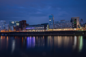 Fototapeta na wymiar Eine Reihe der wichtigsten Sehenswürdigkeiten von Düsseldorf stehen im Medienhafen nah nebeneinander.