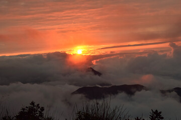 Crepúsculo en Ecuador, cerro puñay, nubes y montaña