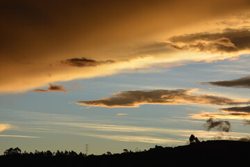 Cielo de verano, amanecer, atardecer
