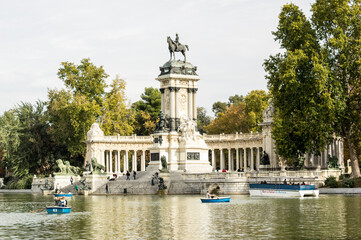Fototapeta na wymiar Lagos y monumento de Alfonso XII