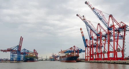 Container Terminal  Eurogate Burchardkai in Hamburg, Beladen und Entladen von den Reederei Container Schiffen APL, HMM und die Köhlbrandbrücke © ShDrohnenFly
