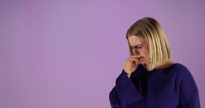 Es stinkt. Eine h&uuml;bsche Blondine reagiert auf den Geruch, fasst ihre Nase an und macht diese zu. Sie versucht herauszufinden, wo der Geruch herkommt.