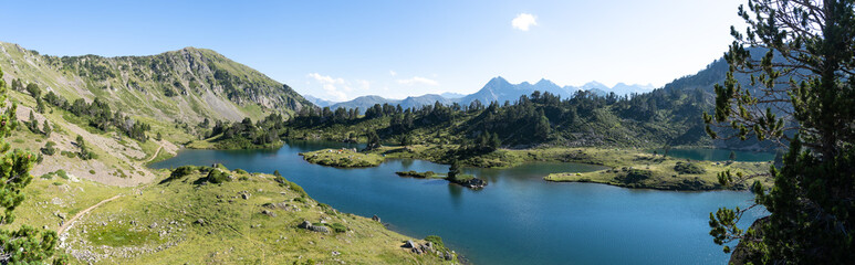 Fototapeta na wymiar Lac de Bastan, montagnes des Hautes-Pyrénées