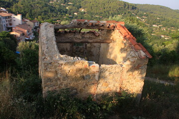 vieille ruine à Tourretees