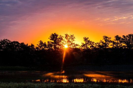 In Plothen, when the sun says goodbye, it is not just a sunset, it is a theatrical performance in the sky! Imagine the sun, like a diva
