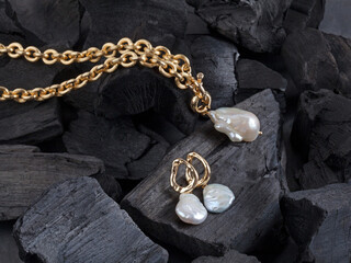 Golden chain with white baroque pearl pendant and earrings