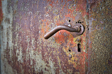 Türgriff an einer alten Tür aus Metall im Hafen von Magdeburg