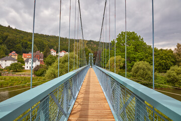 Blaue Hängebrücke in Hann. Münden für Fußgänger.