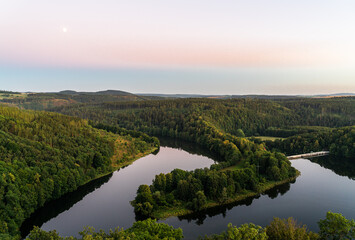 Obraz premium The Burgk Castle Museum, a historical jewel in Thuringia, is a feast for the eyes not only during the day. Imagine how the last rays of sun of the day bathe the old walls in a golden light