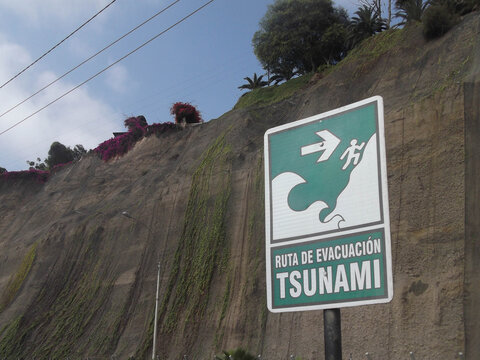 Letrero con se&ntilde;al de evacuaci&oacute;n en caso de tsunami