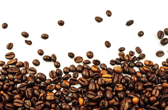 coffee beans scattered on a white background. aromatic arabica on a background with copy space. mockup © Алла Морозова