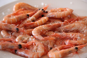 Cooked prawns on a plate with salt to be eaten