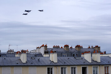 Trois avions survolant les toits parisiens