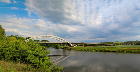 Obraz premium Panorama einer Bogenbrücke über den Fluss Saale.