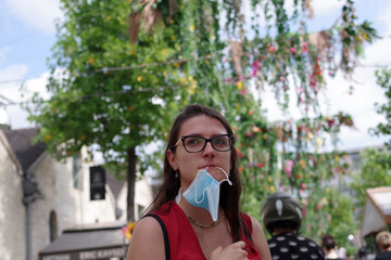Jeune femme ayant un masque à la bouche