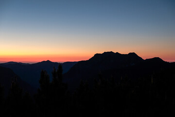 Alpensilhouette im Sonnenaufgang