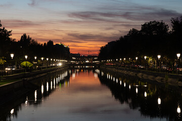 Fototapeta na wymiar sunset on the river with reflection light