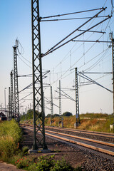 Ansichten von Schienen und Bahnanlagen. Elektrifizierte Gleisanlagen.