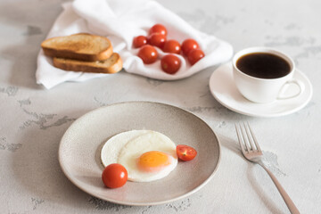 fried eggs with tomato toast and coffee