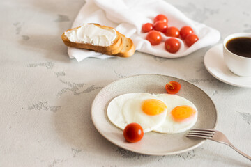 fried eggs with tomato toast and coffee