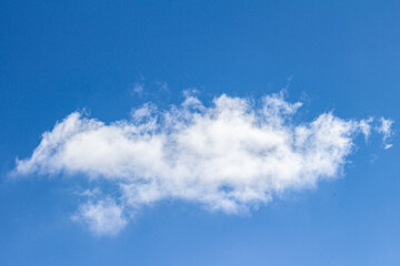 a single cloud in the blue sky, white cloud, sky with blue and white