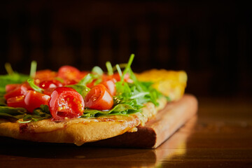 Pizza tomate hojas verdes