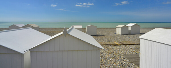 Panoramique la plage des cabanes blanches de Mers-les-bains (80350), Somme en Normandie, France