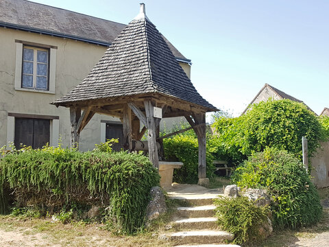Cit&eacute; troglodyte de Tr&ocirc;o, "le puits qui parle"
