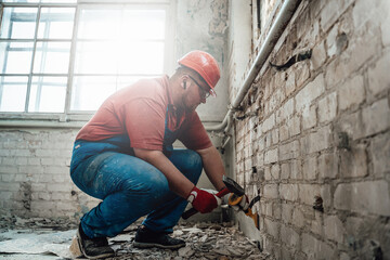 Very high skilled worker handling a brick wall on a large construction site