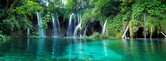 Foto auf Acrylglas Wasserfälle Wasserfälle mit klarem Wasser im Nationalpark Plitvice, Kroatien