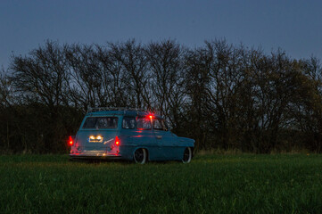 Fototapeta premium Alter Skoda Octavia am Abend