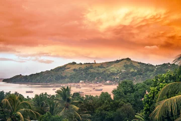 Selbstklebende Fototapeten Coral Blick am frühen Morgen über eine Bucht in der Nähe von Hell Ville auf Nosy Be, Nord-Madagdaskar nach einem tropischen Sturm  Schiffe liegen bei Ebbe am Strand.  © Roel
