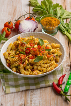 pasta with chicken ragout and curry spice