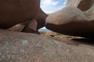 Lose liegende Granitfelsen an der rosa Granitk&uuml;ste
