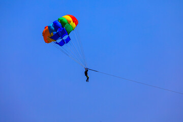 Parasailing auf dem blauen Meer