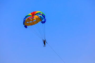 Parasailing auf dem blauen Meer