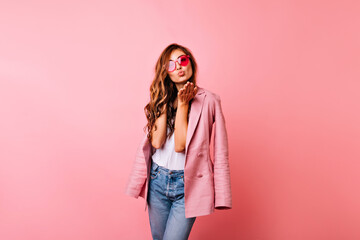 Blithesome european girl with ginger hair posing with pleasure. Romantic white lady in casual outfit standing on light background.