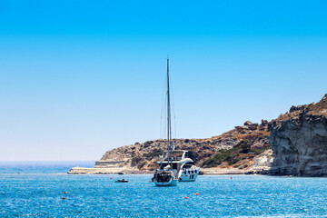 Große schöne Yacht im Meer