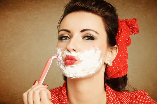 Pinup Girl rasiert sich