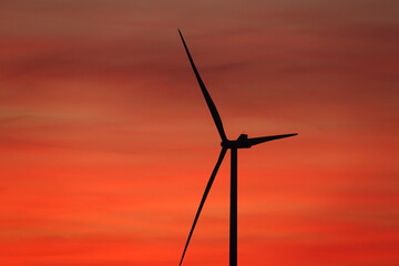 Windrad am roten Abendhimmel im Schatten