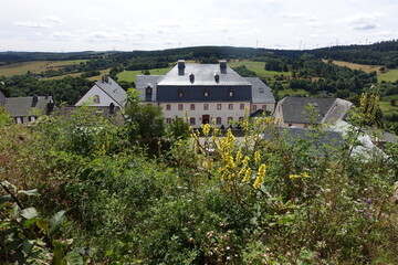 Fototapeta na wymiar Blick von der Burgruine Kronenburg auf das Burghaus