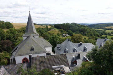 Fototapeta na wymiar Blick von der Burgruine auf den historischen Ortskern Kronenburg