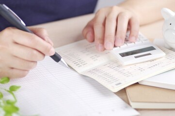お金の計算をする女性