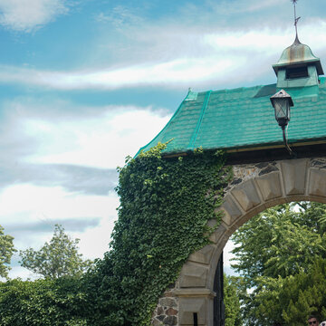 Gate with ivt