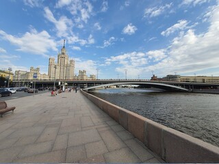 Fototapeta na wymiar Bolshoy Ustyinsky Bridge.